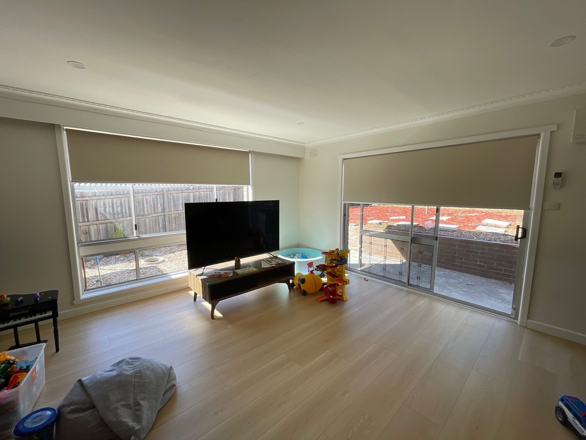 Retractable Fly Screens Across a Northcote Terrace — photo 4